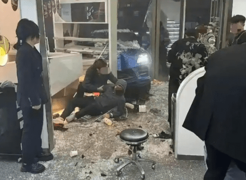 宁波一保时捷冲入理发店，造成多人受伤