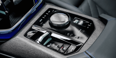 BMW坚持实体按键，音量旋钮成数字化底线