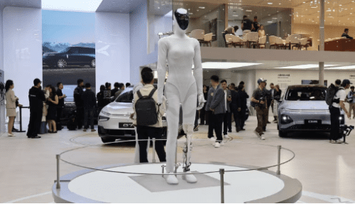 2026 年 4 月北京车展亮相的小鹏铁蛋人形机器人