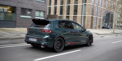 大众高尔夫GTI Dark Moss限量版深苔绿车身行驶画面