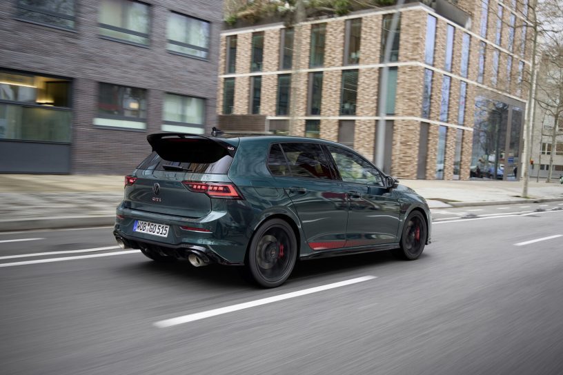 大众高尔夫GTI Dark Moss限量版深苔绿车身行驶画面