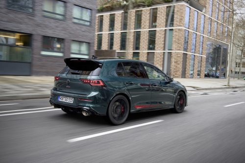 大众高尔夫GTI Dark Moss限量版深苔绿车身行驶画面