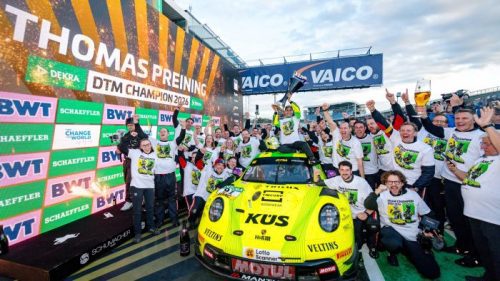黄色保时捷911 GT3 R赛车与车队庆祝DTM 2026夺冠